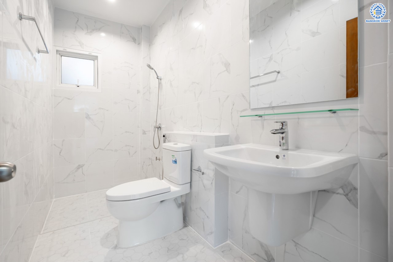 บ้านมือสองตกแต่งใหม่ ม.นนทรี5 พระราม5 เนื้อที่ 60 ตร.ว. ฟังก์ชัน 3 ห้องนอน 3 ห้องน้ำ 1 ห้องอเนกประสงค์ 1 ห้องแม่บ้านพร้อมห้องน้ำในตัว จอดรถได้ 2 คัน บนสุดยอดทำเล! ใกล้รถไฟฟ้า "สถานีแยกติวานนท์" และทางด่วน"ศรีรัช" ขับรถเพียง 5 นาที ก็ถึงวงเวียนพระราม5 ที่เชื่อมต่ออีกหลายหลายเส้นทางได้อย่างรวดเร็ว